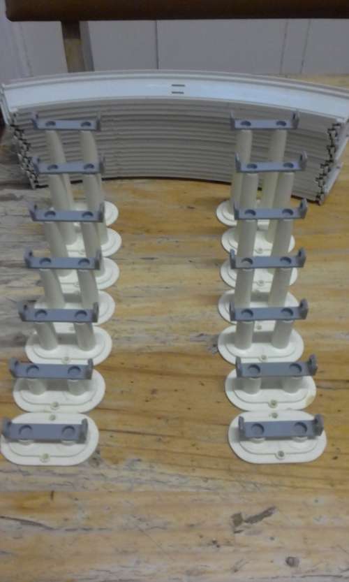 Lima inclined pylons with track base