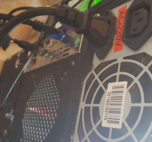 good condition quad core i7 pc box complete + speakers value R9650 (no screen)