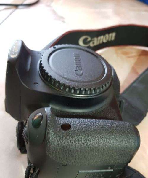 canon eos 700d 18 mega pixel camera good condition - great camera - 5 photos per second