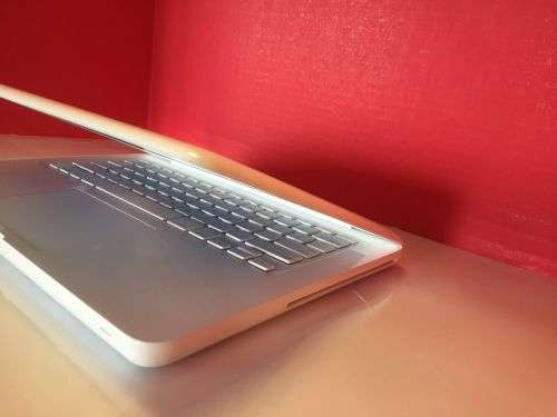 Apple MacBook White 13.3" 250GB HDD 2.2 GHz 4GB RAM