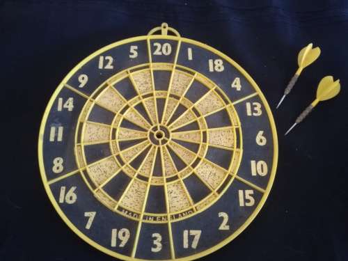 Vintage DARTS BOARD + 2 Darts
