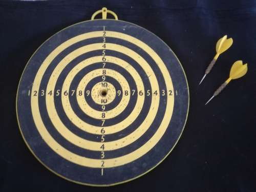 Vintage DARTS BOARD + 2 Darts