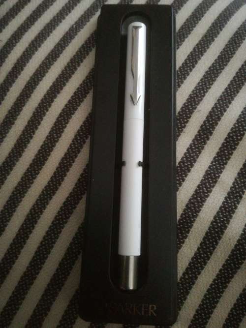 VINTAGE PARKER PEN. ORIGINAL WHITE AND IN ORIGINAL BOX.