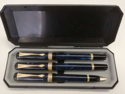 PEN SET IN A BOX. VIEW PICS FOR DESCRIPTION.