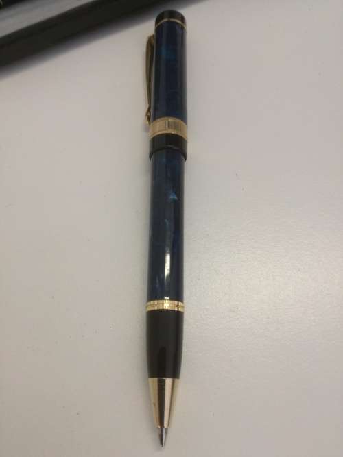 PEN SET IN A BOX. VIEW PICS FOR DESCRIPTION.