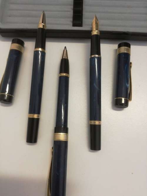 PEN SET IN A BOX. VIEW PICS FOR DESCRIPTION.