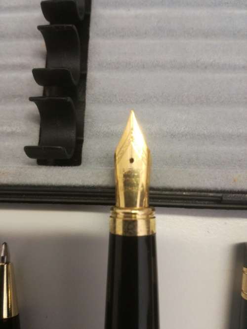 PEN SET IN A BOX. VIEW PICS FOR DESCRIPTION.