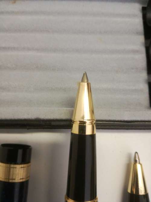 PEN SET IN A BOX. VIEW PICS FOR DESCRIPTION.