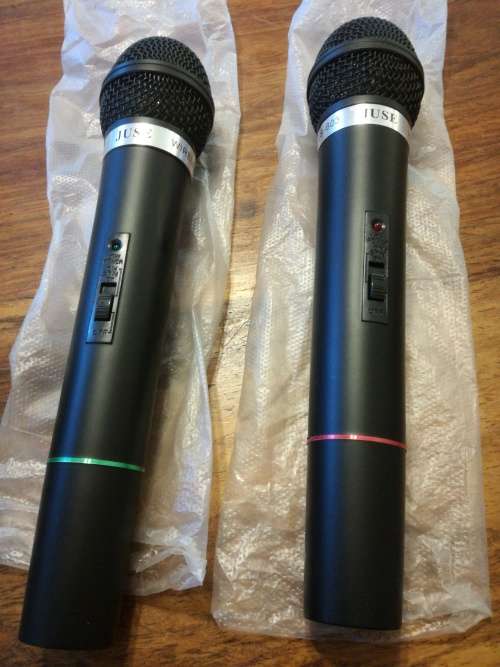 PAIR OF JUSE WIRELESS MICROPHONES.