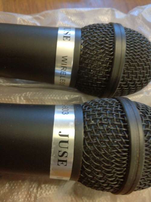 PAIR OF JUSE WIRELESS MICROPHONES.