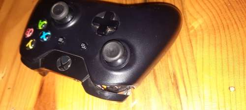 XBOX ONE 500G + REMOTE AND 2 GAMES