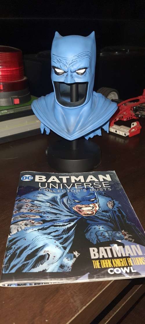 Batman rebirth 1:16 cowl.with comic