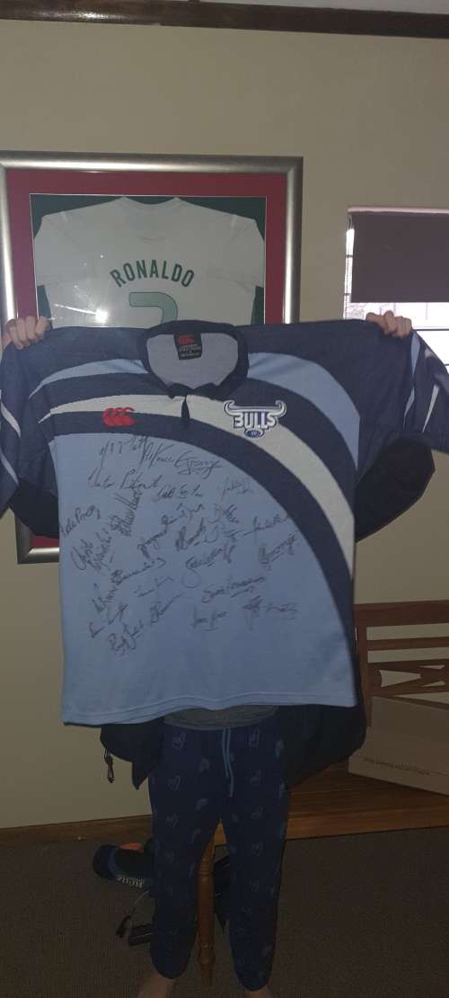 Rare Blue Bulls Super Rugby Jersey signed by 29 legends.