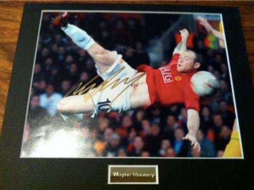 HAND SIGNED WAYNE ROONEY MAN UTD PHOTO MOUNTED + COA