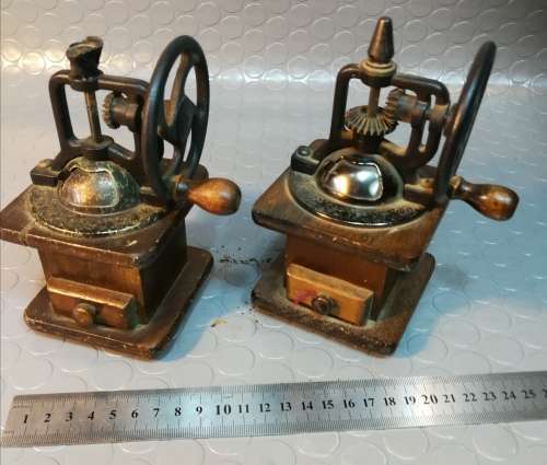 BEAUTIFUL!!! 2 x wooden pepper grinders. (one is Working other one for display only)