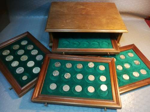 Breathtaking!!! Solid wood coin collectors diplay case (coins not included)