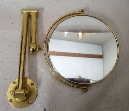 Stunning brass extendable wall mirror. (Brass in good condition)
