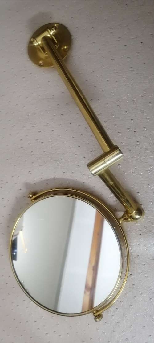 Stunning brass extendable wall mirror. (Brass in good condition)