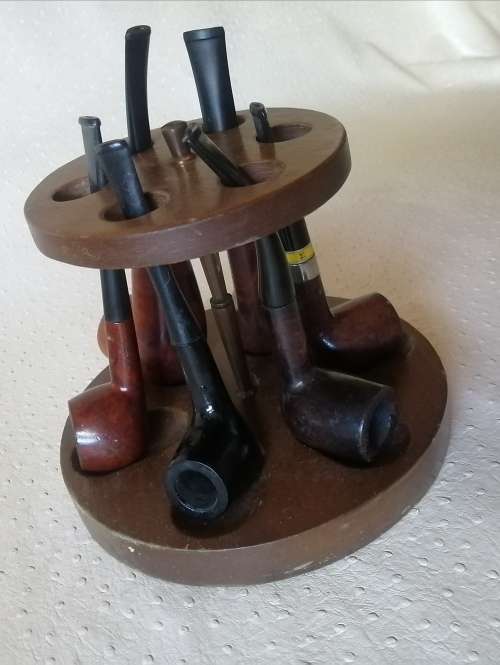 Magnificent Pipe Stand and Valuable Pipe Set