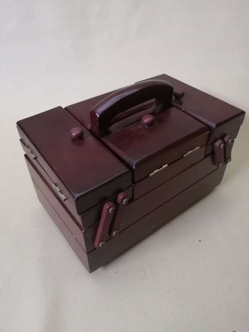 Singer Wooden Accordion Style Sewing Chest - Full of yarn