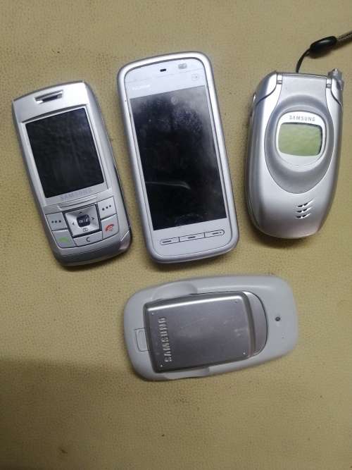 GROUP OF VINTAGE COLLECTABLE CELL PHONES