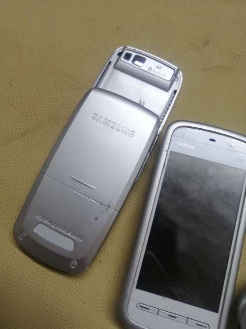 GROUP OF VINTAGE COLLECTABLE CELL PHONES