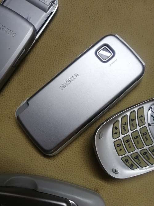 GROUP OF VINTAGE COLLECTABLE CELL PHONES