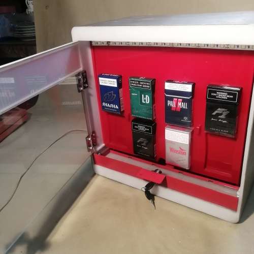 Lockable light box cigarette display case with all keys