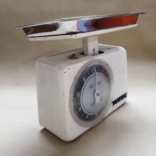 VINTAGE ENAMEL TOWER SCALE (WORKING CONDITION)