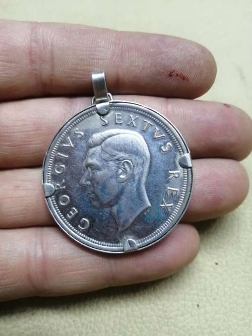 925 STERLING SILVER PENDANT WITH A 1952 FIVE SHILLING GEORGE VI COIN MOUNTED