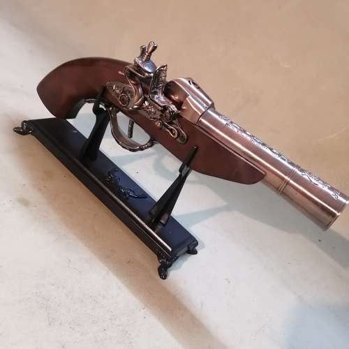 STUNNING BRASS CANNON AND FLINTLOCK LIGHTERS