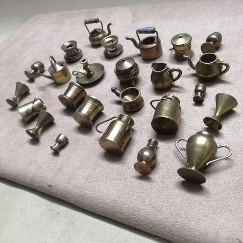 LARGE COLLECTION OF BRASS MINIATURE PRINTERS TRAY ITEMS