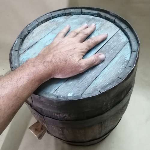 STUNNING WINE BARREL 430MM HIGH (PERFECT TO USE AS SIDE TABLE)