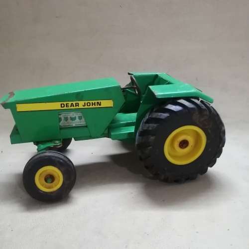 STUNNING METAL JOHN DEERE TRACTOR
