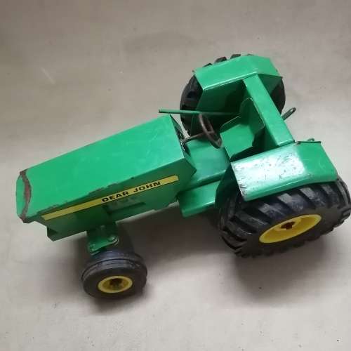 STUNNING METAL JOHN DEERE TRACTOR
