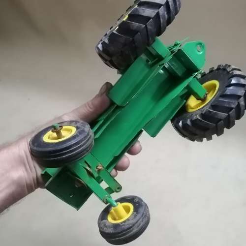 STUNNING METAL JOHN DEERE TRACTOR