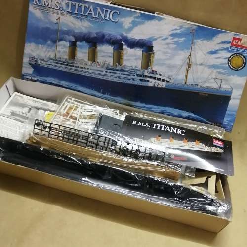 HUGE TITANIC 670MM UNOPENED MODEL FROM ACADEMY MODELS