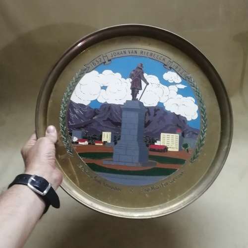 VERY LARGE VINTAGE 1652-1952 JAN VAN RIEBEECK COMMEMORATIVE BRASS PLATE - 430MM