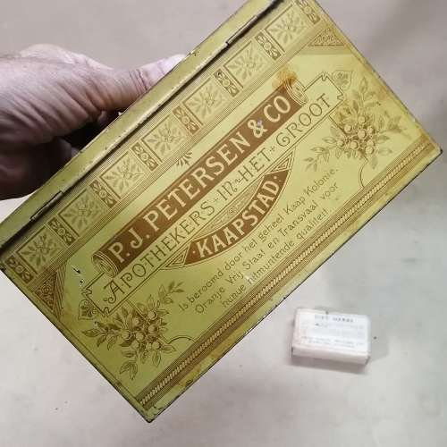 MAGNIFICENT ANTIQUE PETERSEN `ECHTE HUIS APOTEEK` TIN