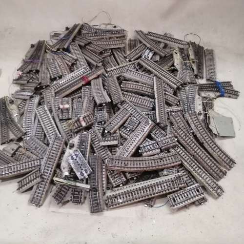 GIGANTIC MOUNTAIN OF VINTAGE HO METAL MARKLIN 1958 TRAIN TRACKS - MORE THAN A 100