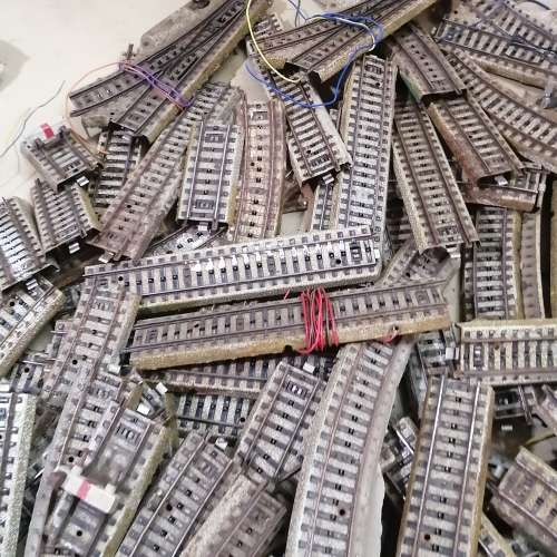GIGANTIC MOUNTAIN OF VINTAGE HO METAL MARKLIN 1958 TRAIN TRACKS - MORE THAN A 100