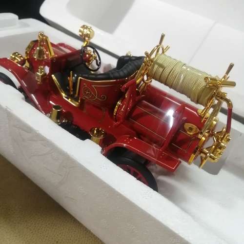 LUCKY DIE CAST 1914 FORD MODEL T SIGNATURE SERIES 1/18 FIRE ENGINE