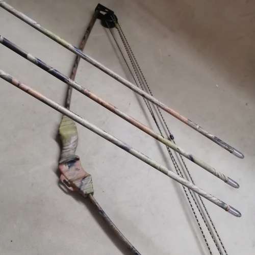 CAMO COMPOUND BOW WITH ARROWS SET (NEW)
