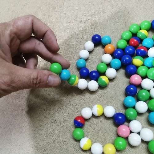 More than 100 Vintage 1980`s Clickey Magnet Balls