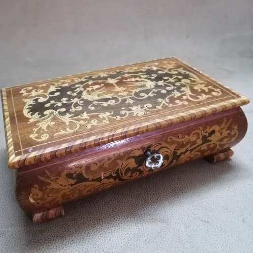GORGEOUS VINTAGE SWISS WALNUT MUSIC BOX WITH BEAUTIFUL INLAYS - WORKING