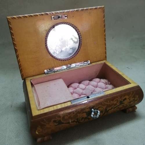 GORGEOUS VINTAGE SWISS WALNUT MUSIC BOX WITH BEAUTIFUL INLAYS - WORKING