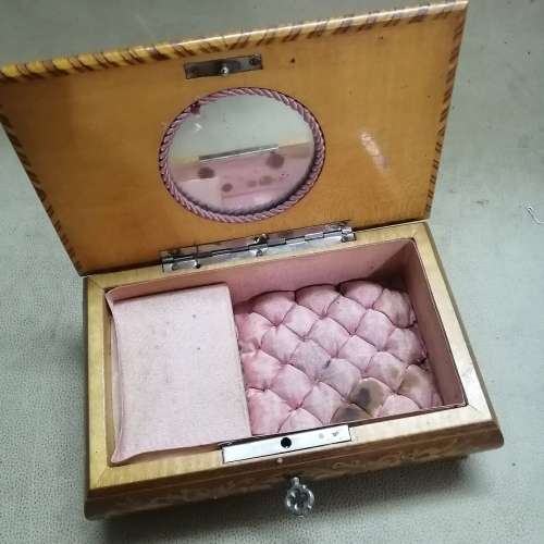 GORGEOUS VINTAGE SWISS WALNUT MUSIC BOX WITH BEAUTIFUL INLAYS - WORKING