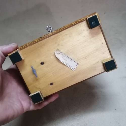 GORGEOUS VINTAGE SWISS WALNUT MUSIC BOX WITH BEAUTIFUL INLAYS - WORKING