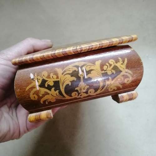GORGEOUS VINTAGE SWISS WALNUT MUSIC BOX WITH BEAUTIFUL INLAYS - WORKING