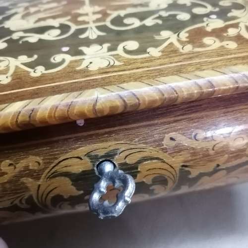 GORGEOUS VINTAGE SWISS WALNUT MUSIC BOX WITH BEAUTIFUL INLAYS - WORKING